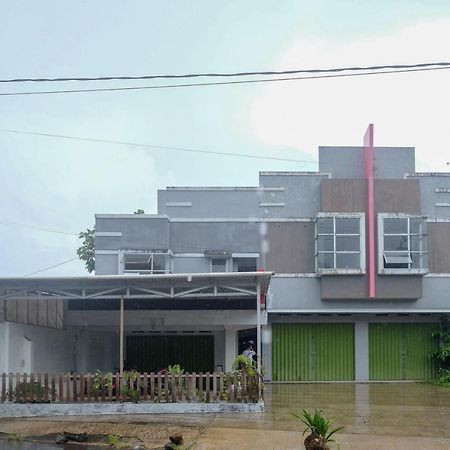 Reddoorz At Lapangan Bandara Sam Ratulangi Manado Hotel Exterior photo